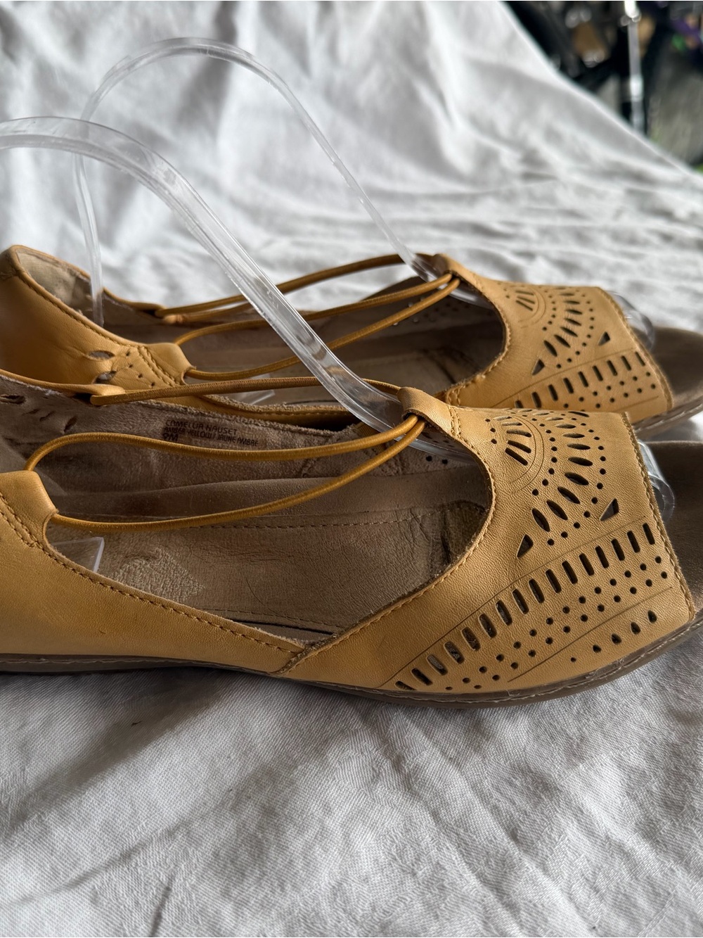 Women’s Earth Mustard Yellow Laser-Cut Slingback Flats size 9